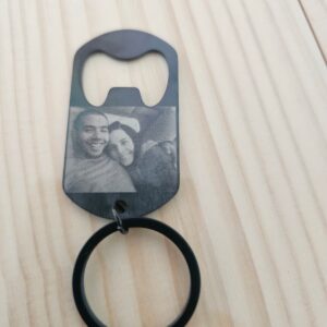 מחזיק מפתחות פותחן בקבוקים מאט בעיצוב אישי – חריטת לייזר איכותית של תמונות, לוגו או טקסט