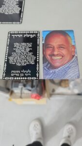 כרטיס אלומיניום יוקרתי בעיצוב אישי – הדפסת UV צבעונית בחזית וחריטת פייבר לייזר מאחור
