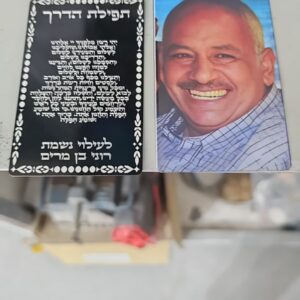 כרטיס אלומיניום יוקרתי בעיצוב אישי – הדפסת UV צבעונית בחזית וחריטת פייבר לייזר מאחור